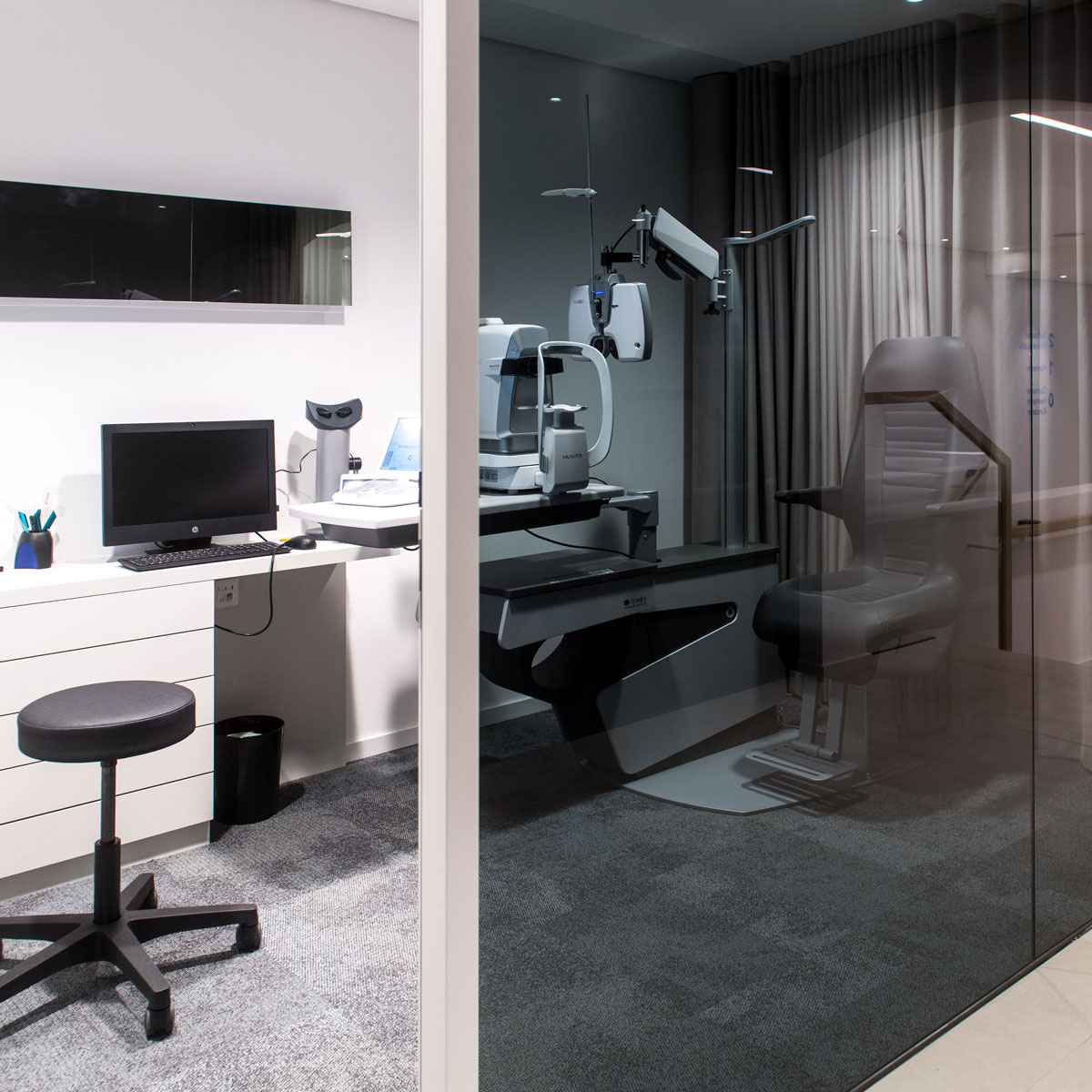 Sehtestraum beim Optiker mit moderner Augenmess-Technik und Arbeitsplatz