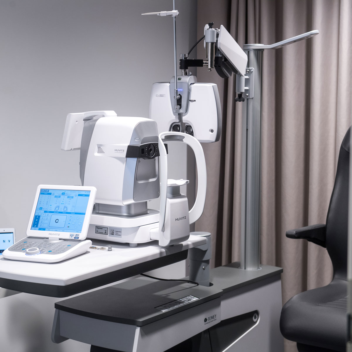 Sehtestgerät und Refraktionsplatz im professionellen Optiker Untersuchungsraum