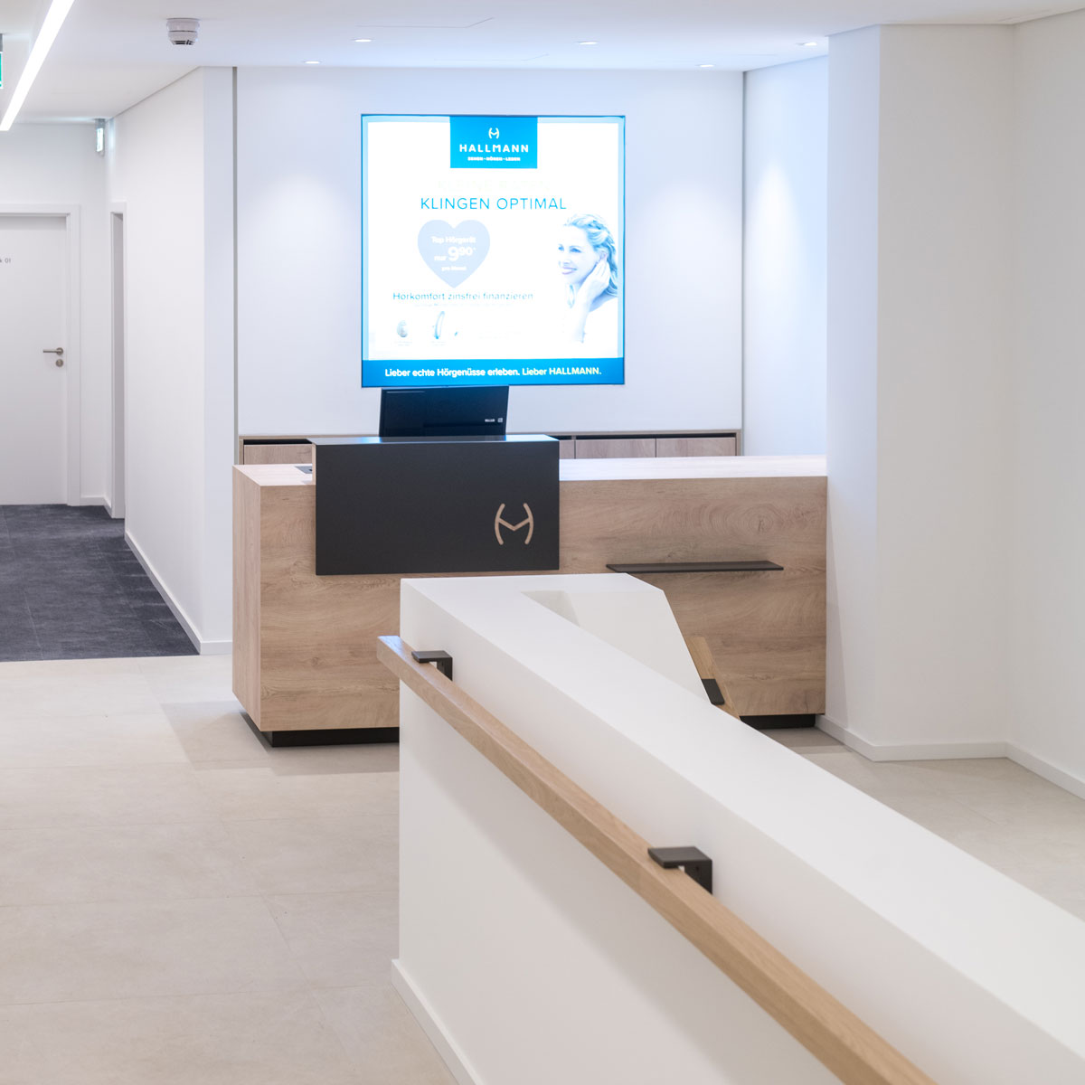 Minimalistische Empfangs- und Beratungszone in einem modernen Optikergeschäft