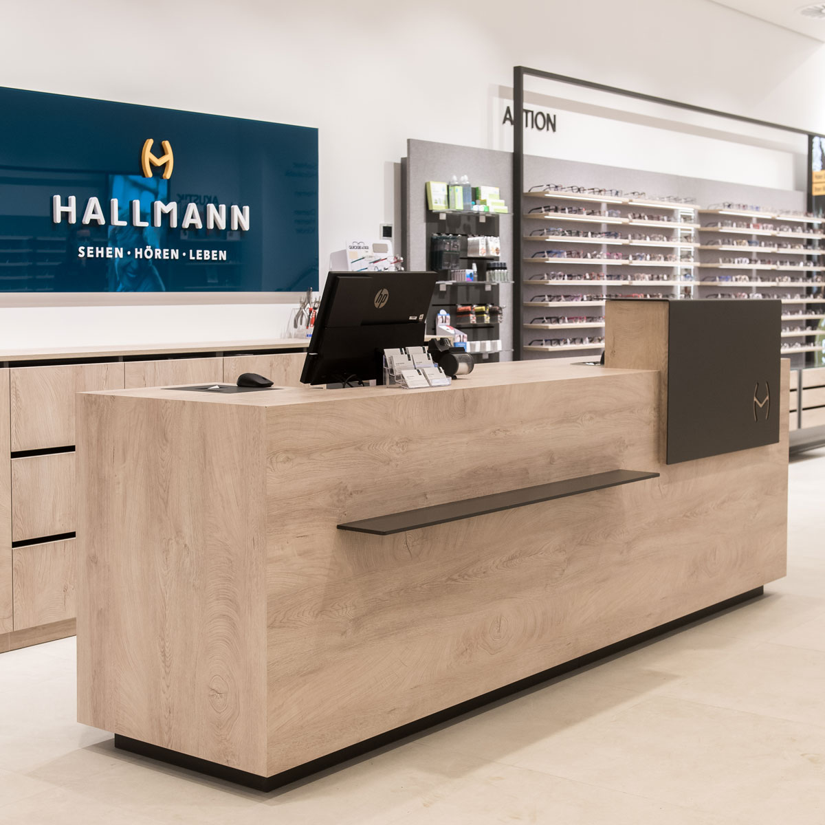 Empfangstheke im modernen Optiker Laden mit Holzdesign und minimalistischem Interior