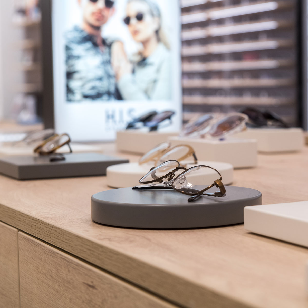 Brillenpräsentation auf Verkaufstisch im modernen Optikerladen