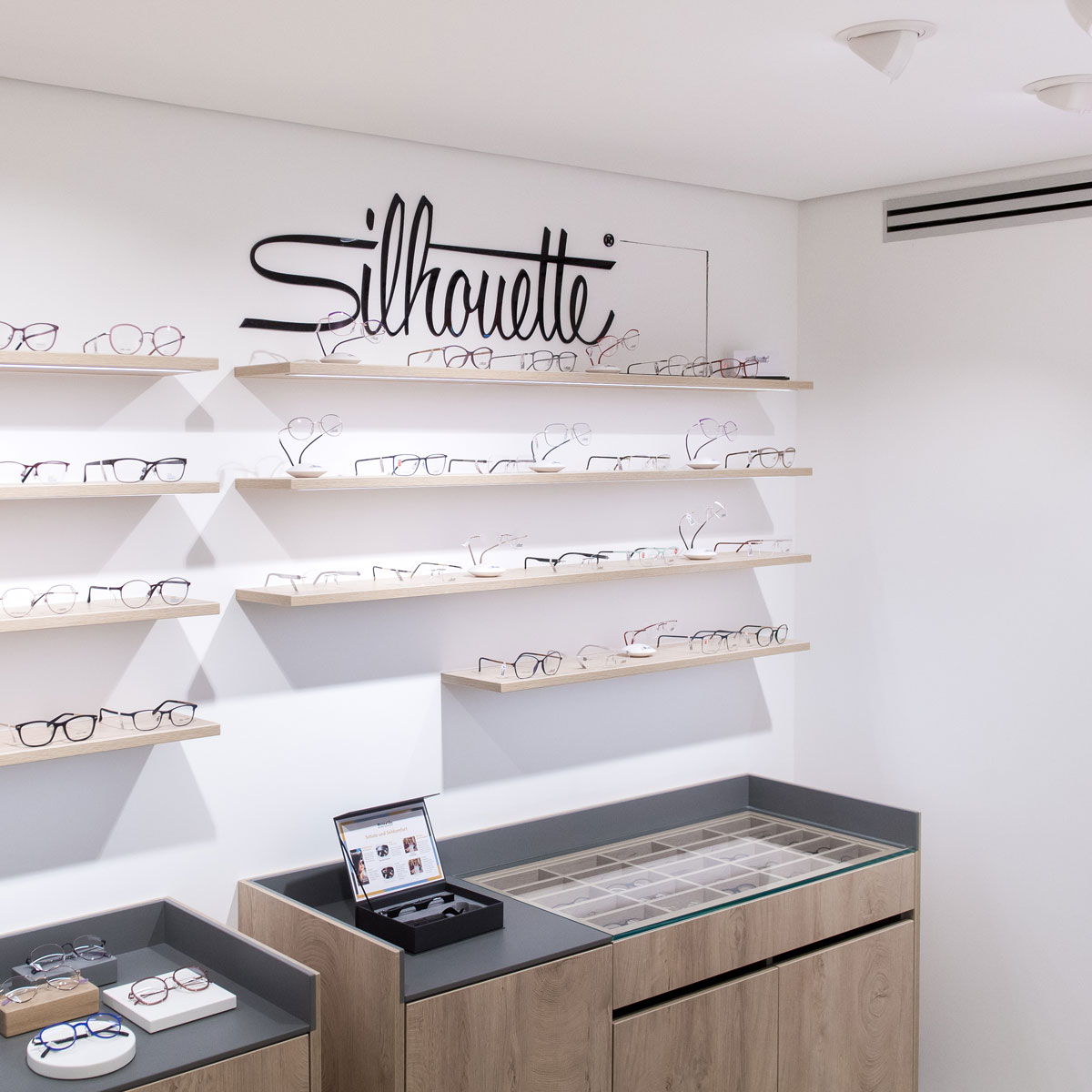 Brillenpräsentationswand im Optiker Ladenbau mit Markenbereich