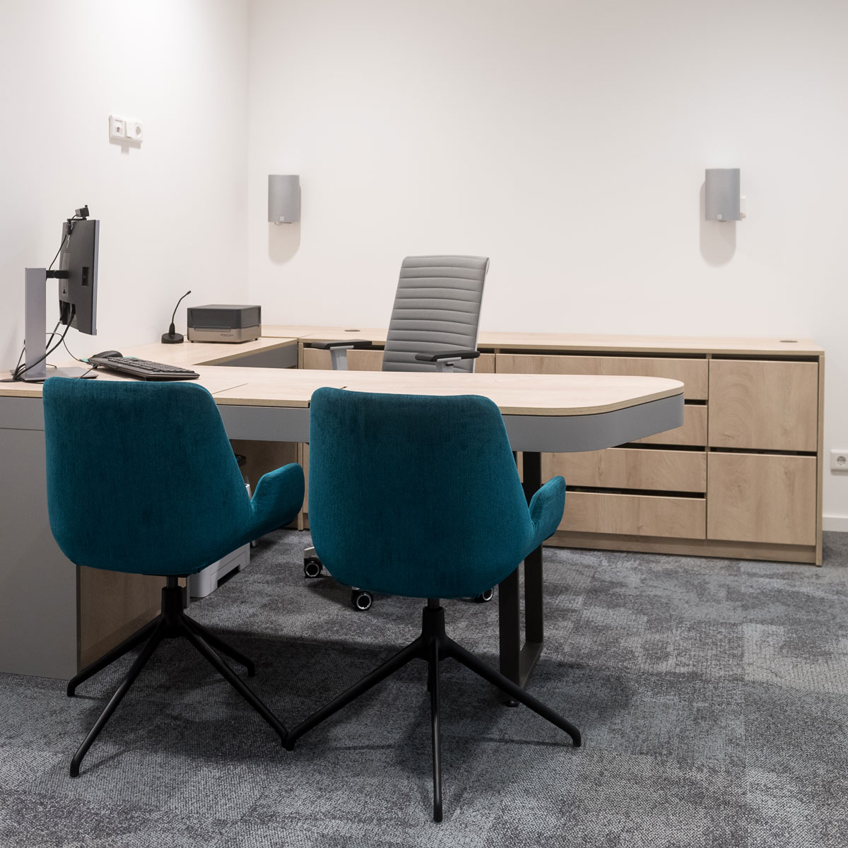 Beratungstisch im Optikergeschäft für Brillenanprobe und Kundengespräch