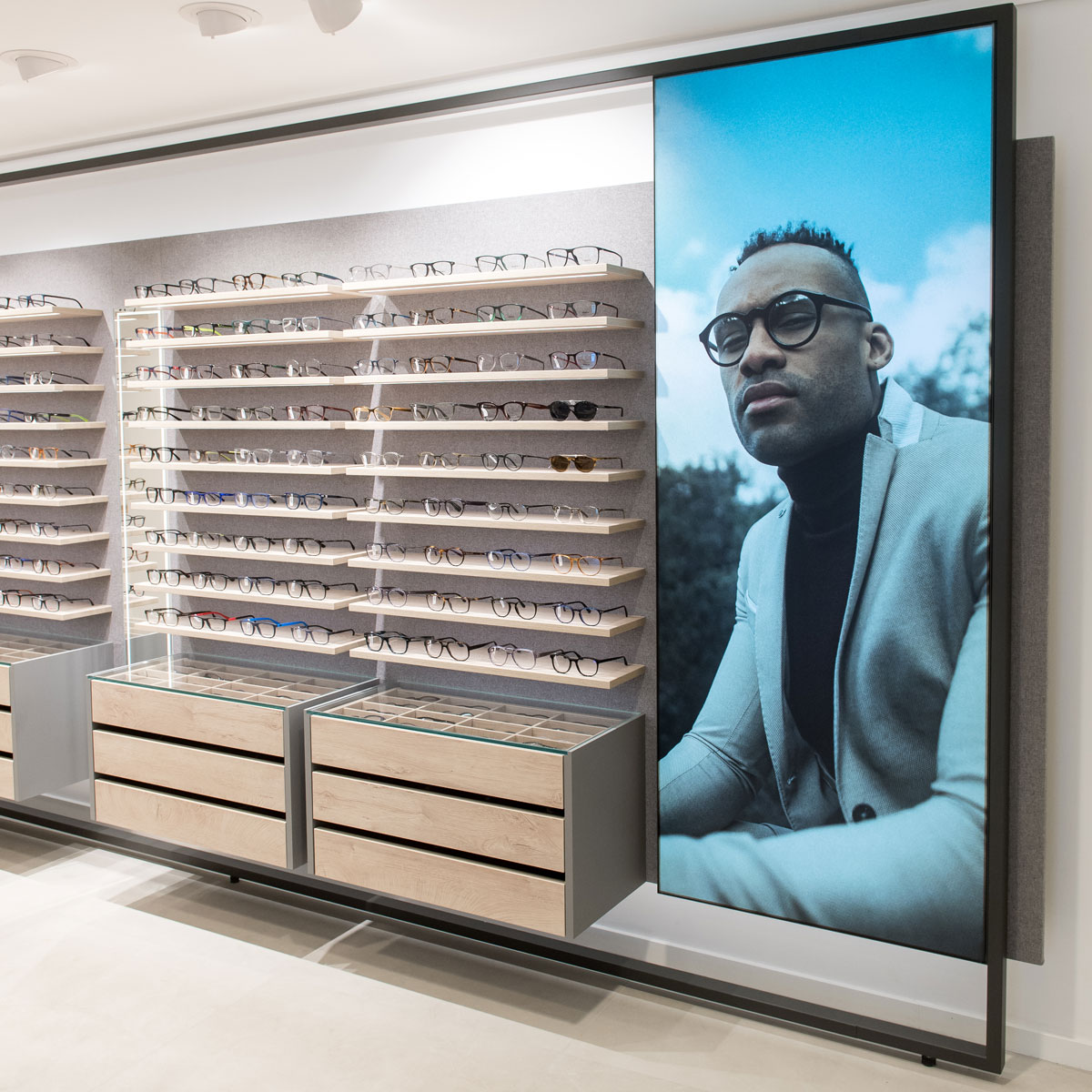 Brillenpräsentation im Optiker Ladenbau mit digitalem Werbedisplay