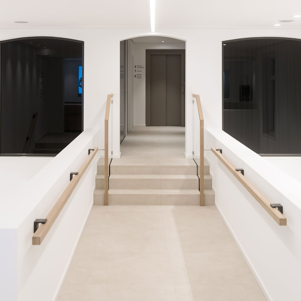 Gang im Optiker Ladenbau mit integrierter Brillenpräsentation an der Wand