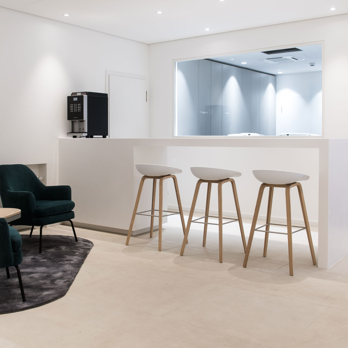 Wartebereich im Optikerladen mit Sitzgelegenheiten und modernem Interior Design