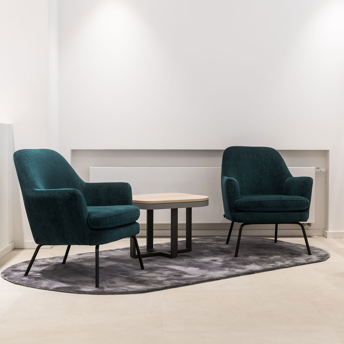 Beratungsbereich im Optikergeschäft mit Sesseln für Kundengespräche