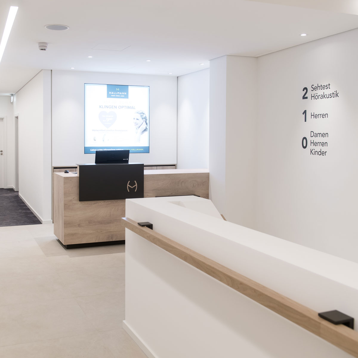 Minimalistische Verkaufsfläche im Optikerladen mit Empfangsbereich