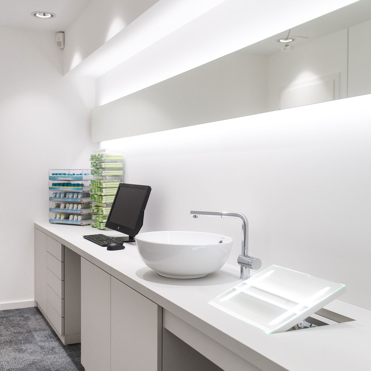 Beratungstheke im Optikerladen mit Waschbecken und moderner Einrichtung