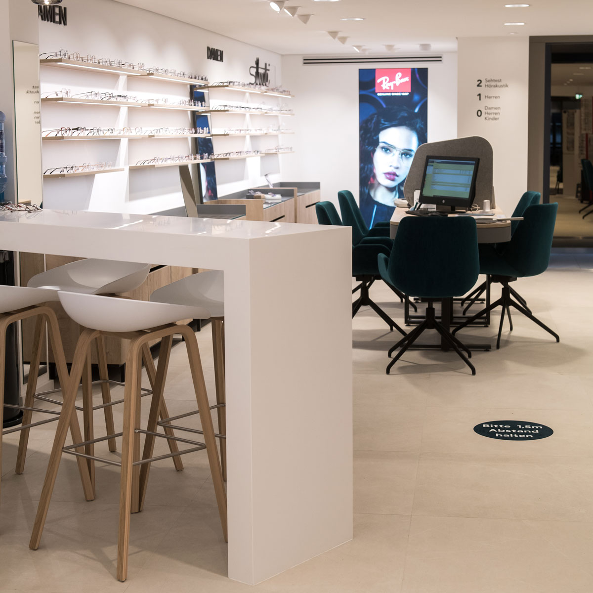 Beratungstisch im Optikerladen für Brillenanprobe und Kundengespräch