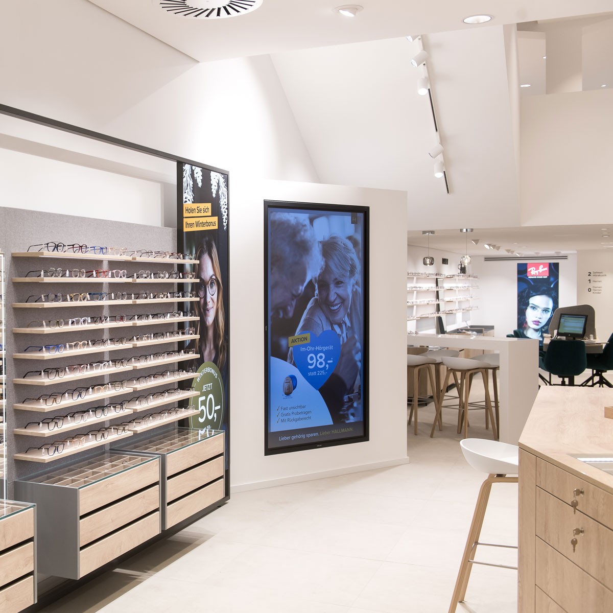 Design-Flur im hochwertigen Optiker Ladenbau mit moderner Innenarchitektur